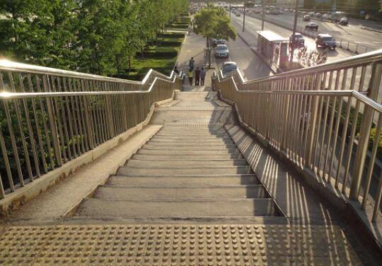 1625535554831718.jpg 人行跨路橋的特點(diǎn).jpg